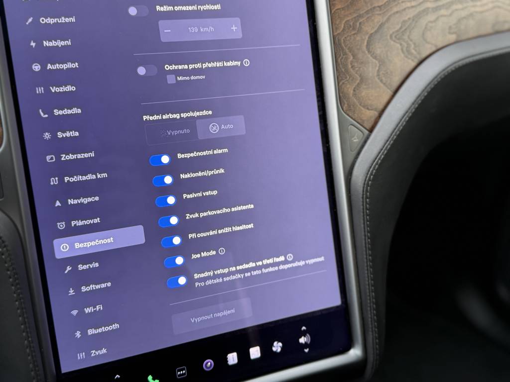 Tesla Model X LONG RANGE DUAL MOTOR 6-MIEST PREMIUM KONEKTIVITA R22 421kW