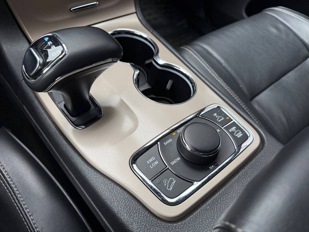 Jeep Grand Cherokee 3.0L V6 TD WEBASTO PANORAMA KAMERA OVERLAND A/T