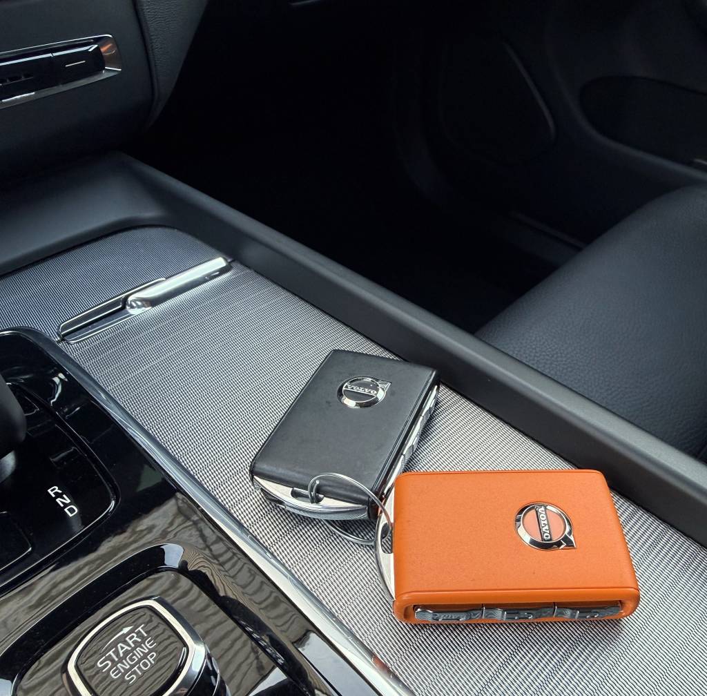 Volvo XC60 2.0 B4D mHEV PLUS DARK MATRIX LED KAMERA VIRTUAL RADAR KEYLESS GO A/T
