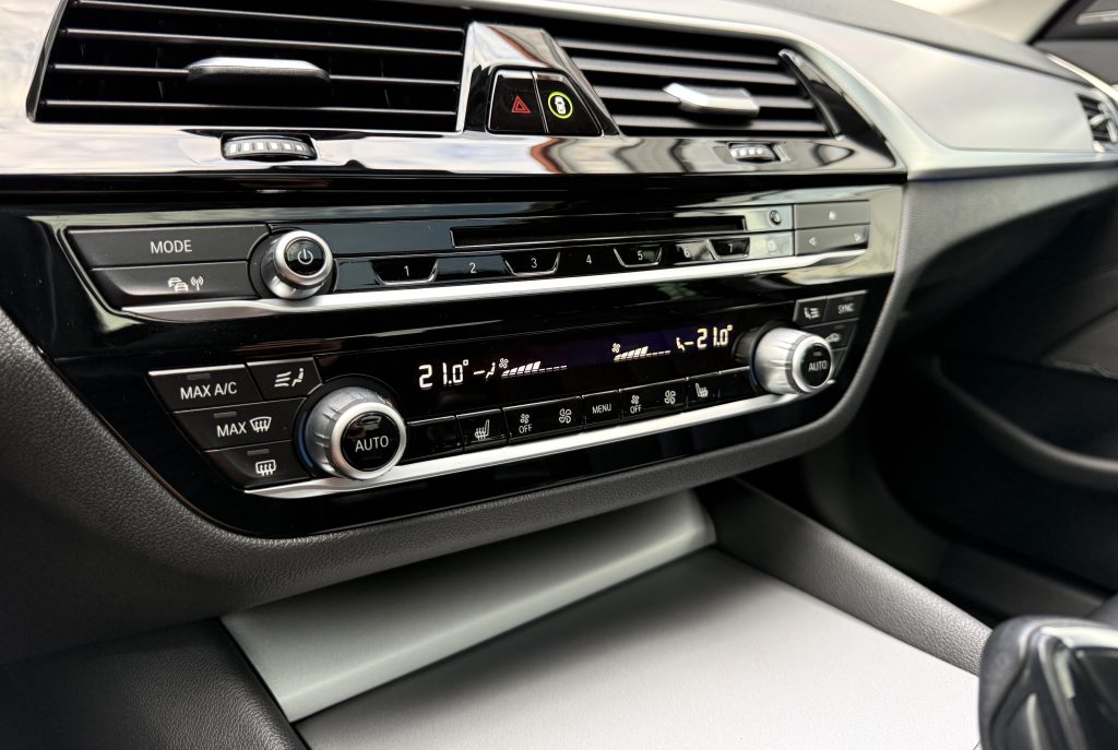 BMW Rad 5 520d HEAD-UP HARMAN/KARDON 360°KAMERA MASÁŽ STREŠNÉ OKNO A/T