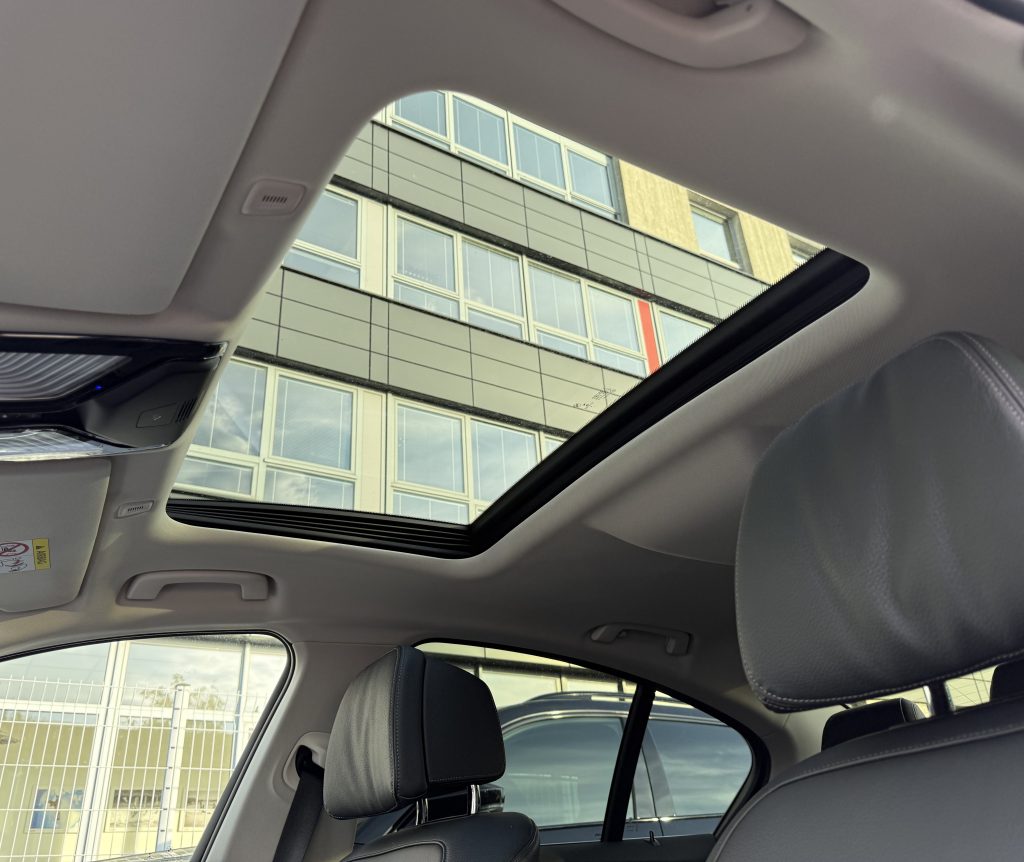 BMW Rad 5 520d HEAD-UP HARMAN/KARDON 360°KAMERA MASÁŽ STREŠNÉ OKNO A/T