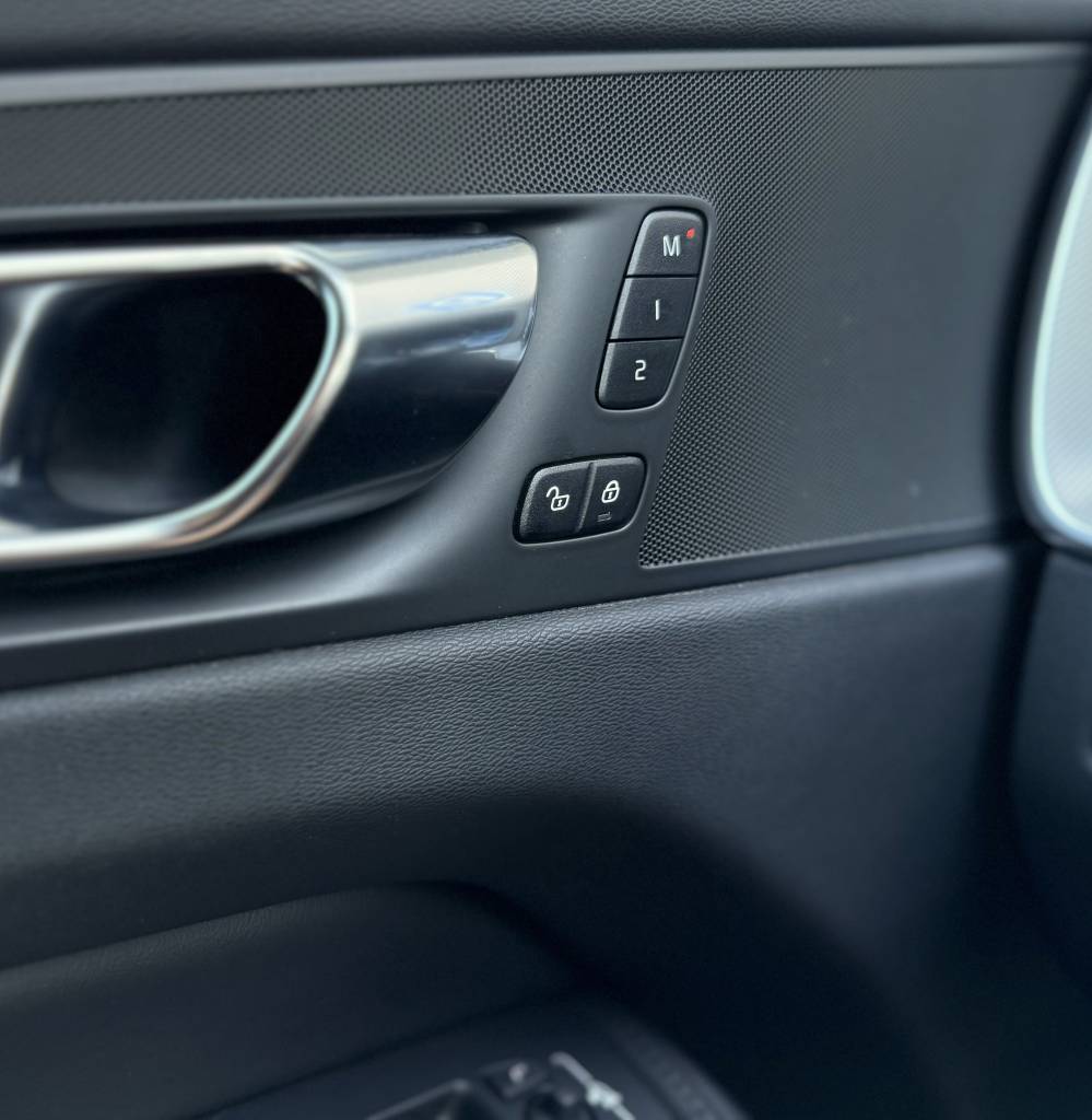 Volvo XC60 2.0 B4D mHEV PLUS DARK MATRIX LED KAMERA VIRTUAL RADAR KEYLESS GO A/T
