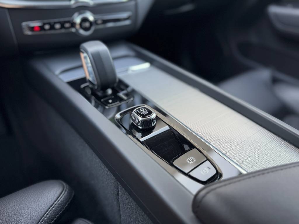 Volvo XC60 2.0 B4D mHEV PLUS DARK MATRIX LED KAMERA VIRTUAL RADAR KEYLESS GO A/T
