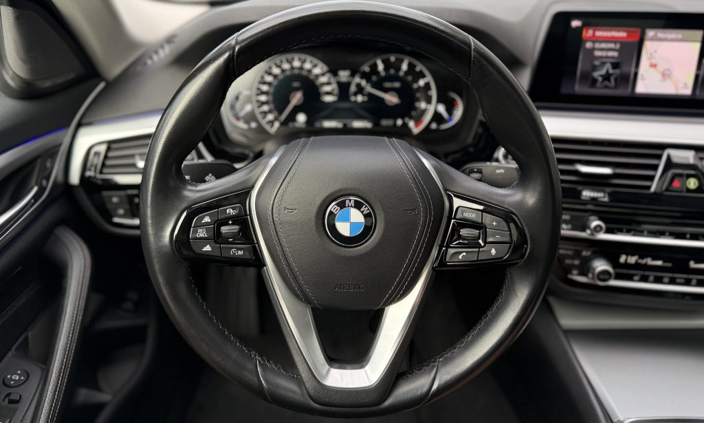 BMW Rad 5 520d HEAD-UP HARMAN/KARDON 360°KAMERA MASÁŽ STREŠNÉ OKNO A/T