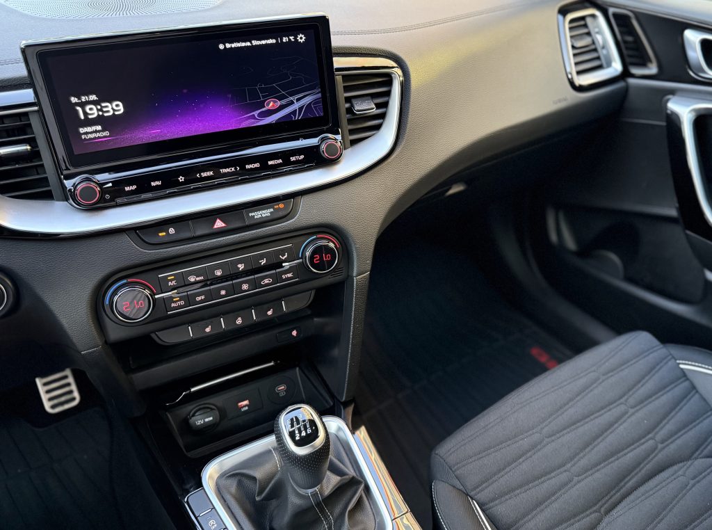 Kia Ceed SW 1.5 T-GDi GT-LINE /VOZIDLO V PLNEJ ZÁRUKE/
