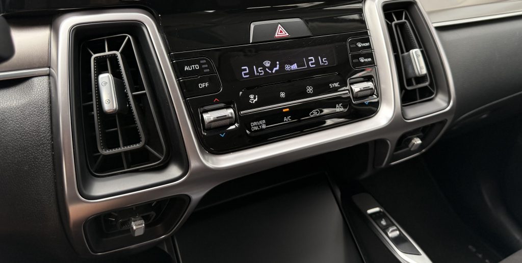 Kia Sorento 1.6 T-GDI PHEV 4X4 7-MIEST FULL LED KAMERA VIRTUAL ŤAŽNÉ R19, 180PS, A/T