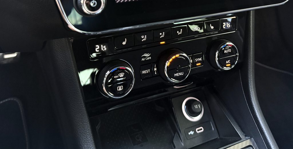 Škoda Superb Combi 2.0 TDI SPORTLINE CRYSTAL MATRIX 360°KAMERA RADAR VIRTUAL ALCANTARA DSG