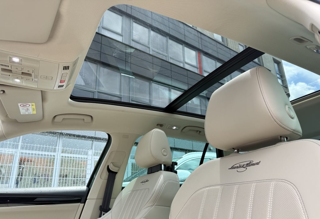 Škoda Superb Combi 2.0 TDI LAURIN&KLEMENT CRYSTAL MATRIX PANORAMA KAMERA VIRTUAL CANTON DSG