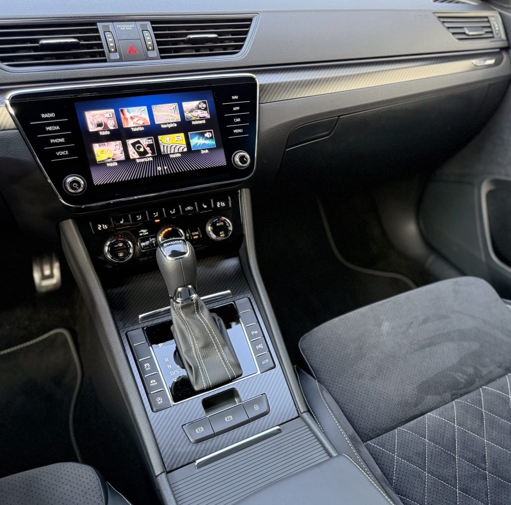 Škoda Superb Combi 2.0 TDI SPORTLINE CRYSTAL MATRIX 360°KAMERA RADAR VIRTUAL ALCANTARA DSG