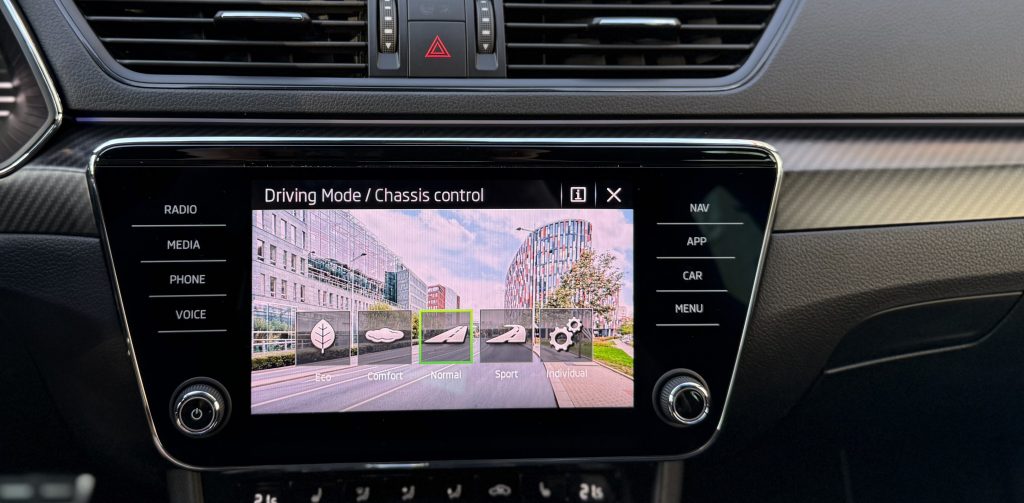 Škoda Superb Combi 2.0 TDI SPORTLINE CRYSTAL MATRIX 360°KAMERA RADAR VIRTUAL ALCANTARA DSG
