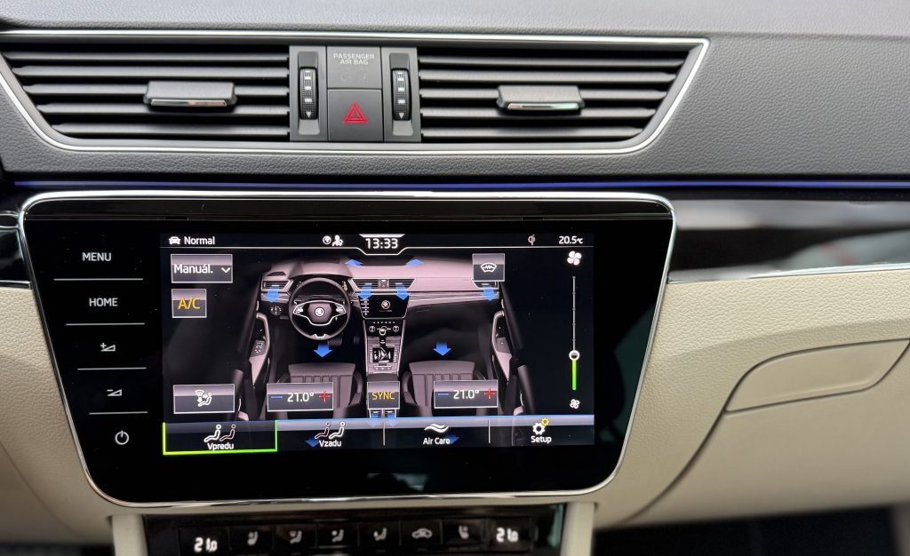 Škoda Superb Combi 2.0 TDI LAURIN&KLEMENT CRYSTAL MATRIX PANORAMA KAMERA VIRTUAL CANTON DSG