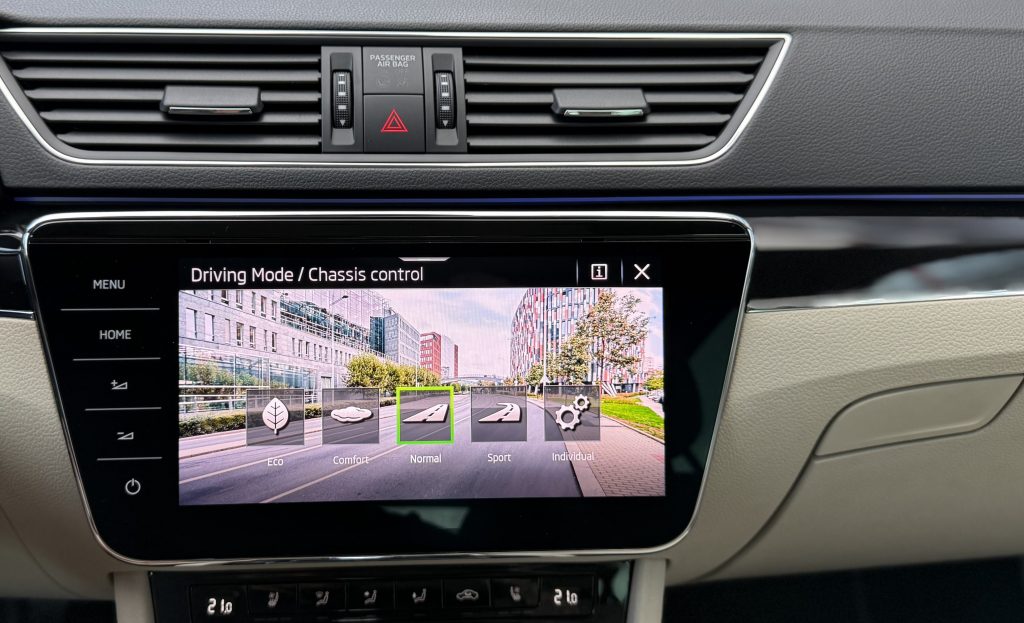 Škoda Superb Combi 2.0 TDI LAURIN&KLEMENT CRYSTAL MATRIX PANORAMA KAMERA VIRTUAL CANTON DSG