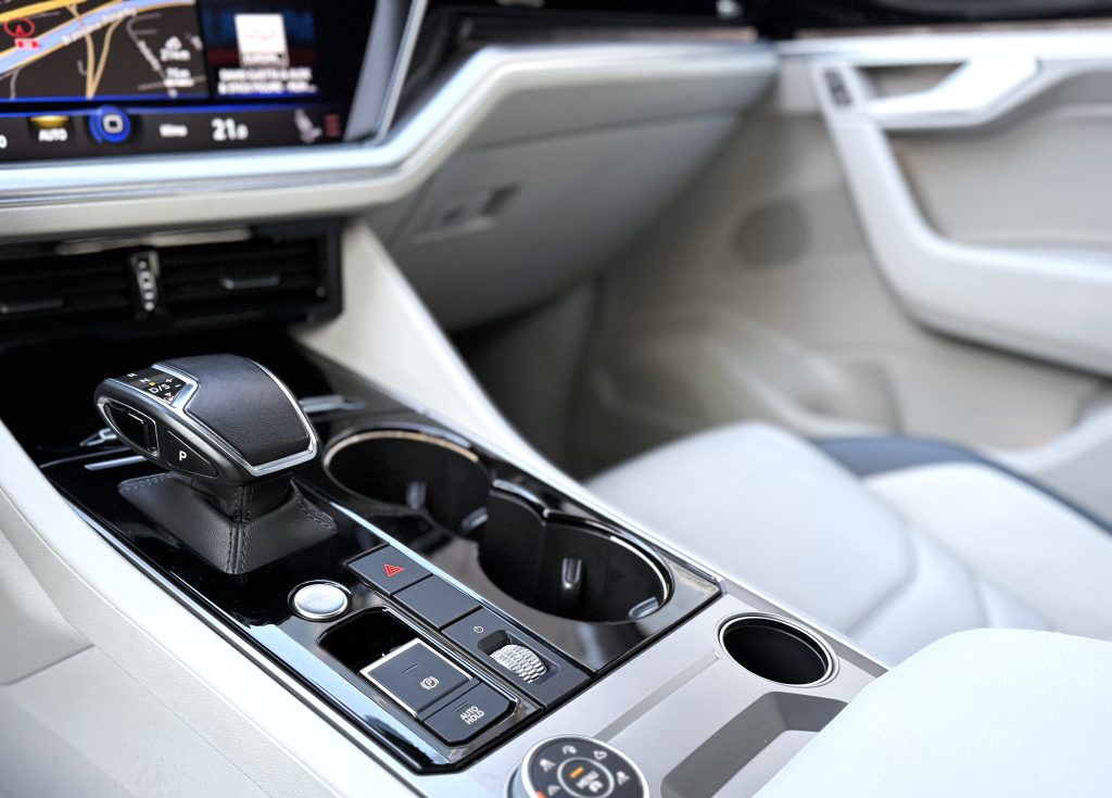 Volkswagen VW Touareg 3.0TDI V6 4Motion R-LINE MATRIX HD LED VIRTUAL KAMERA RADAR R21, Tiptronic