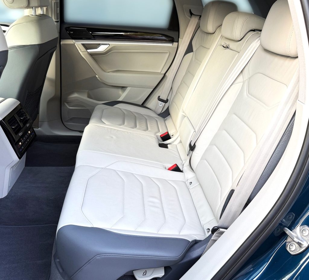 Volkswagen VW Touareg 3.0TDI V6 4Motion R-LINE MATRIX HD LED VIRTUAL KAMERA RADAR R21, Tiptronic