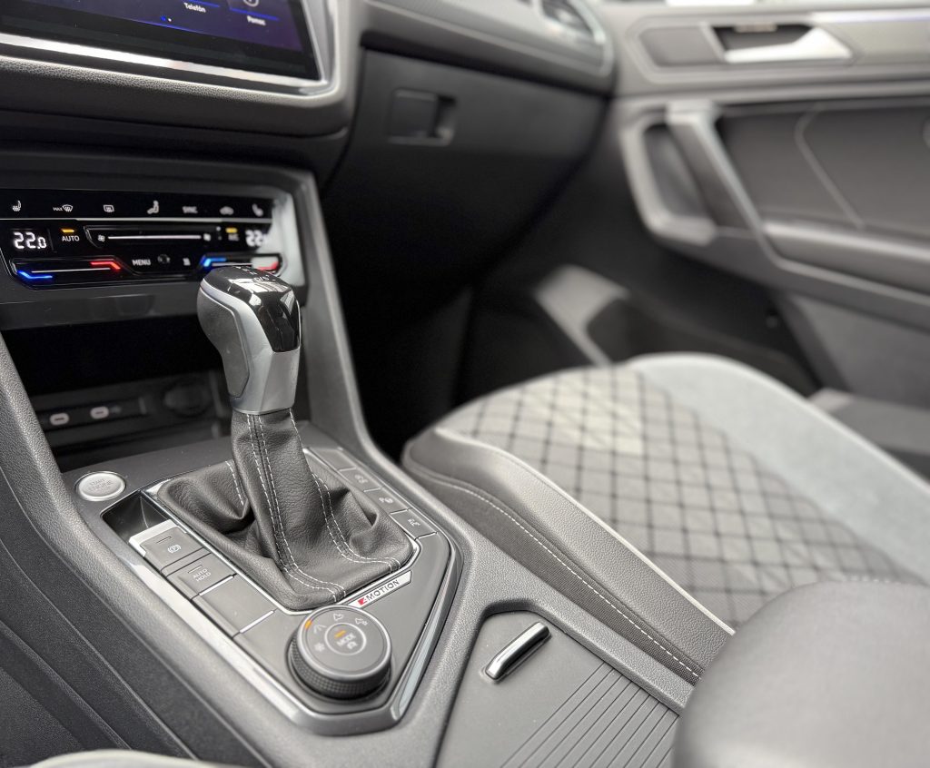 Volkswagen VW Tiguan Allspace 2.0 TDI 4Motion R-LINE IQ.LIGHT MATRIX 360°KAMERA WEBASTO HEAD-UP